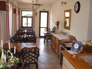 Penzion Večerka في ليدنيس: مطعم فيه طاولات وكراسي في الغرفة