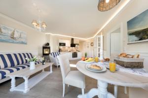 Una cocina y una sala de estar con mesa y sillas. en Villa Strandblick 12, en Zingst