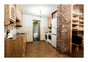 Kuchyňa alebo kuchynka v ubytovaní Apartamenty Góralski DACH NAD GŁOWĄ