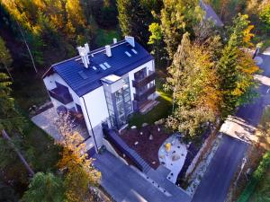 nad głową domu z niebieskim dachem w obiekcie Apartament Szarotka - Apartamentuj w mieście Karpacz