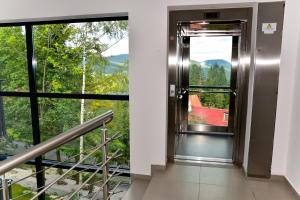 Drzwi otwarte na balkon z widokiem w obiekcie Apartament Szarotka - Apartamentuj w mieście Karpacz