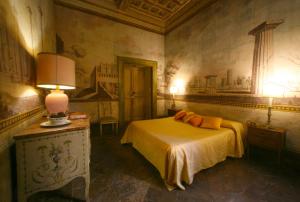 una camera con un letto con due cuscini sopra di VesConte Residenza D'epoca dal 1533 a Bolsena