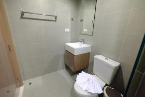 Koupelna v ubytování Rain Chaam Beach Condo Wifi 4Guests 2Beds