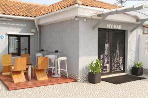 ein Gebäude mit meiner Bar mit Stühlen und Tischen in der Unterkunft SH Boutique Hotel in São Tomé