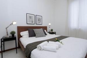 ローマにあるCentral San Lorenzo Apartmentのベッドルーム1室(大型ベッド1台、タオル付)