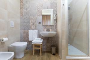 een badkamer met een toilet, een wastafel en een douche bij Musto Suites & Rooms in Napels