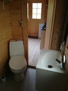 Kamar mandi di Hjemstavnsgårdens Camping & Cottages