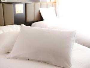 Postel nebo postele na pokoji v ubytování APA Hotel Toyama Ekimae