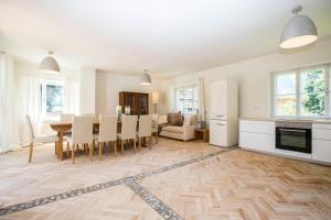 Kuchyňa alebo kuchynka v ubytovaní Chalet Happy Family, secluded location, 15 min to salzburg and just short to t lakes sound of music, BBQ&bikes&sunbeds for free, up to 14p