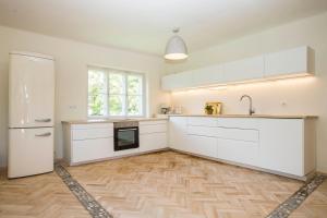 Kuchyňa alebo kuchynka v ubytovaní Chalet Happy Family, secluded location, 15 min to salzburg and just short to t lakes sound of music, BBQ&bikes&sunbeds for free, up to 14p