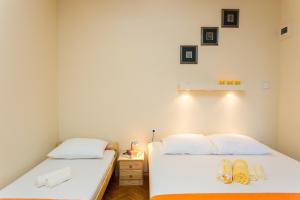 Dos camas en una habitación con zapatos. en Villa Iveta, en Dubrovnik