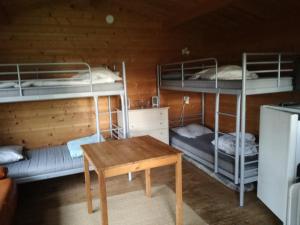 Bunk bed o mga bunk bed sa kuwarto sa Hjemstavnsgårdens Camping & Cottages