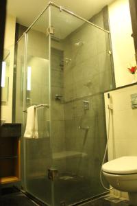 Bathroom sa Hotel Nk Grand Park Airport Hotel