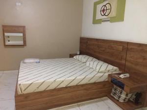 una camera da letto con un letto con testiera in legno di Hotel Flex In a Osasco