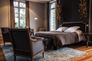 En eller flere senge i et værelse på Guesthouse Domaine du Chalet