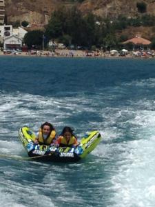 twee kinderen rijden op een vlot in het water bij Apartamento Década Cervantes 19 in Fuengirola