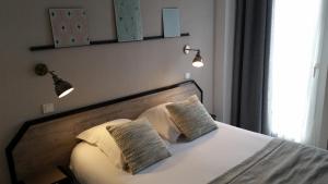 Posteľ alebo postele v izbe v ubytovaní Amadour Hôtel