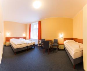 Un pat sau paturi într-o cameră la Hotel Na Kocandě