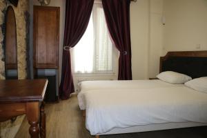 Cama ou camas em um quarto em Grand Hôtel de Clermont