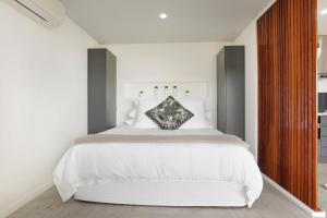 En eller flere senge i et værelse på The Beach House North Wollongong
