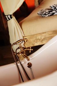 a close up of a bath tub with a bed at Kimaro Farmhouse in Colméry