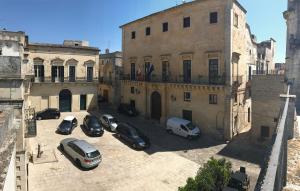 een groep auto's geparkeerd op een parkeerplaats bij PORTATERRA Antica Dimora in Scorrano