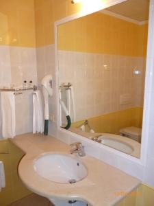 Hotel Marinella tesisinde bir banyo