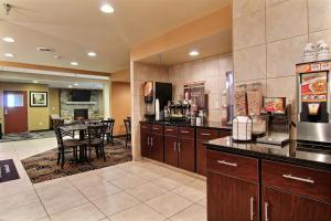 A restaurant or other place to eat at AmeriVu inn and Suites - Crookston