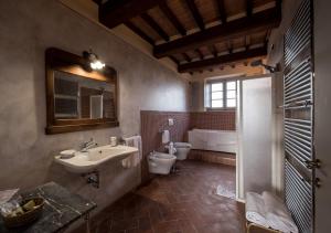 Koupelna v ubytování Agriturismo Podere La Rocca