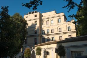 duży biały budynek z mnóstwem okien w obiekcie Hotel Degli Aranci w Rzymie