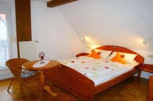 Postel nebo postele na pokoji v ubytování Gasthaus Zur Krone