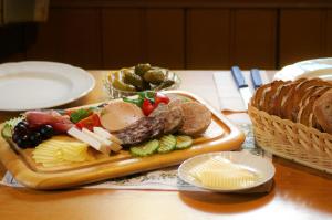 una bandeja de comida en una mesa con un plato de comida en Gasthaus Zur Krone, en Windelsbach