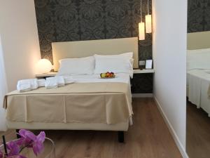 Postel nebo postele na pokoji v ubytování Sanremo Luxury Suites