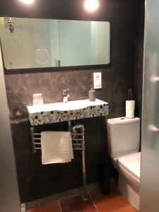 ルセナにあるLoft Alcaide 9のバスルーム(洗面台、トイレ、鏡付)