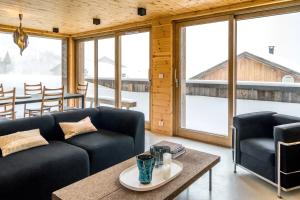 A seating area at Home by U - Chalet 3