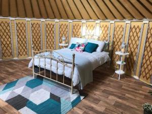 ein Schlafzimmer mit einem Bett in einem Zelt in der Unterkunft Loughcrew Glamping in Oldcastle
