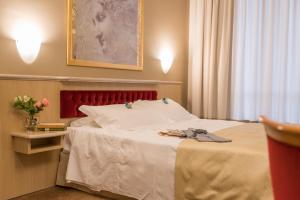 Postel nebo postele na pokoji v ubytování Santa Barbara Hotel