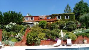 a house with a garden and a swimming pool at Villa des Roses in Roussillon