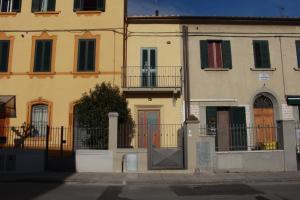 MontaleにあるAffittacamere Cipriの窓とドアのある建物