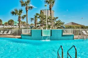 בריכת השחייה שנמצאת ב-Pelican Beach Resort Condos או באזור