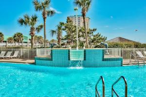 Bazén v ubytování Pelican Beach Resort Condos nebo v jeho okolí + 38 fotografií