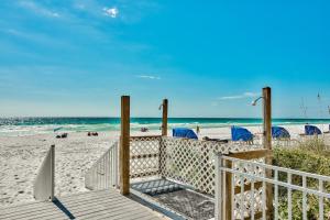 una pasarela de madera a la playa con el océano en Pelican Beach Resort Condos en Destin