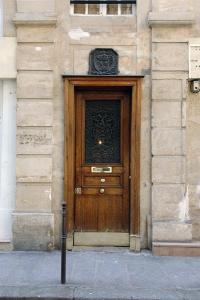 パリにあるHolidaysInParis-Bourg Tibourg IIの窓付きの木製ドア