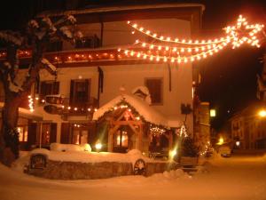 a house with christmas lights and a gingerbread house at Hotel de l'Union in Lullin