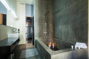 a bathroom with a bath tub with candles in it at Cosy Rooms Tapinería in Valencia