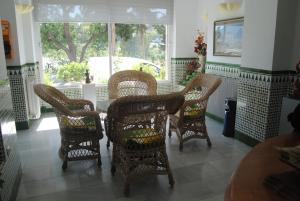 comedor con mesa, sillas y ventana en Hotel Mirasol, en Órgiva