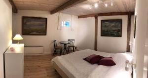 En eller flere senge i et værelse på Strågården Nyord