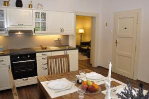 una cocina con una mesa con platos y fruta. en Atmospheric Quiet Apartment en Praga