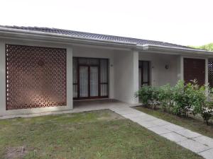 una casa con uno schermo a traliccio sul lato di Villa Regina a Bibione