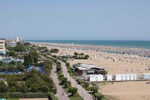 una vista di una spiaggia con molta gente di Villa Regina a Bibione